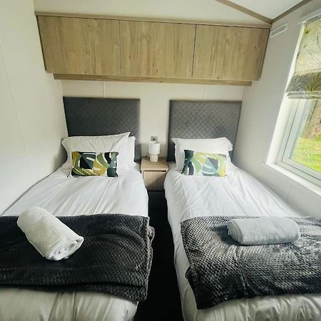 Hideaway Retreat With Hot Tub Villa York Bagian luar foto