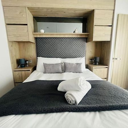 Hideaway Retreat With Hot Tub Villa York Bagian luar foto