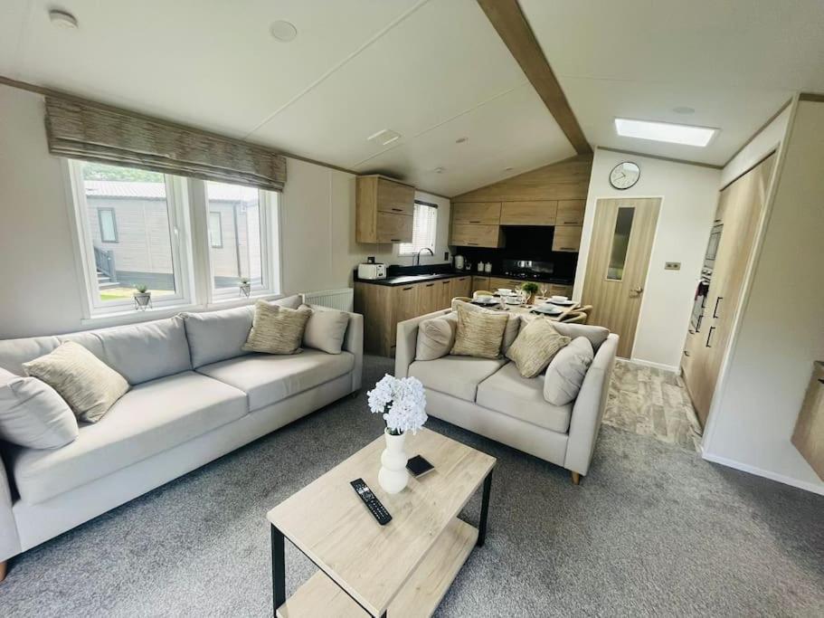 Hideaway Retreat With Hot Tub Villa York Bagian luar foto