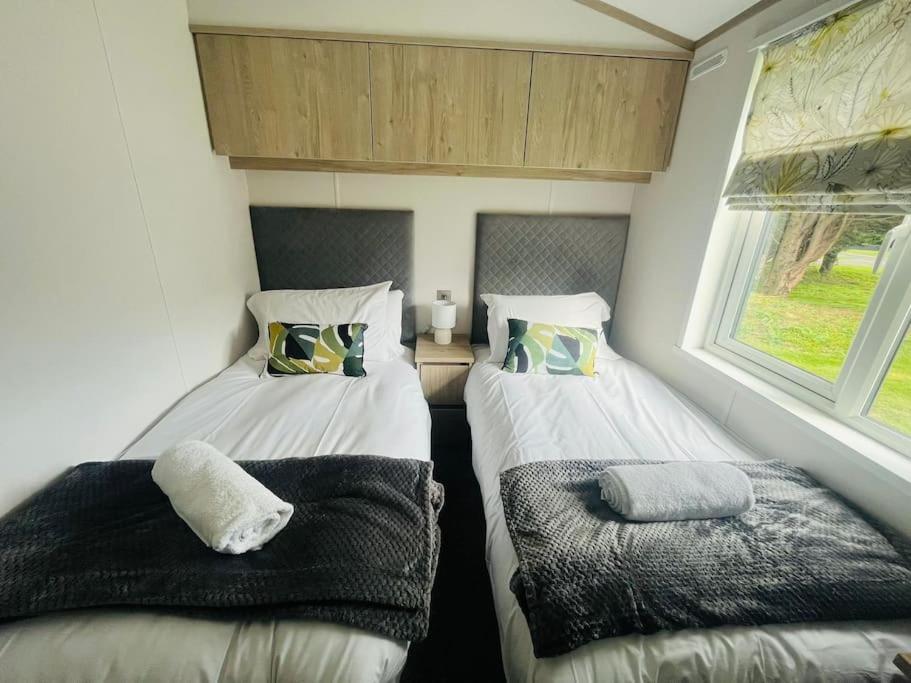 Hideaway Retreat With Hot Tub Villa York Bagian luar foto