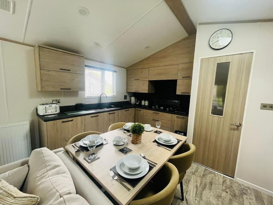 Hideaway Retreat With Hot Tub Villa York Bagian luar foto