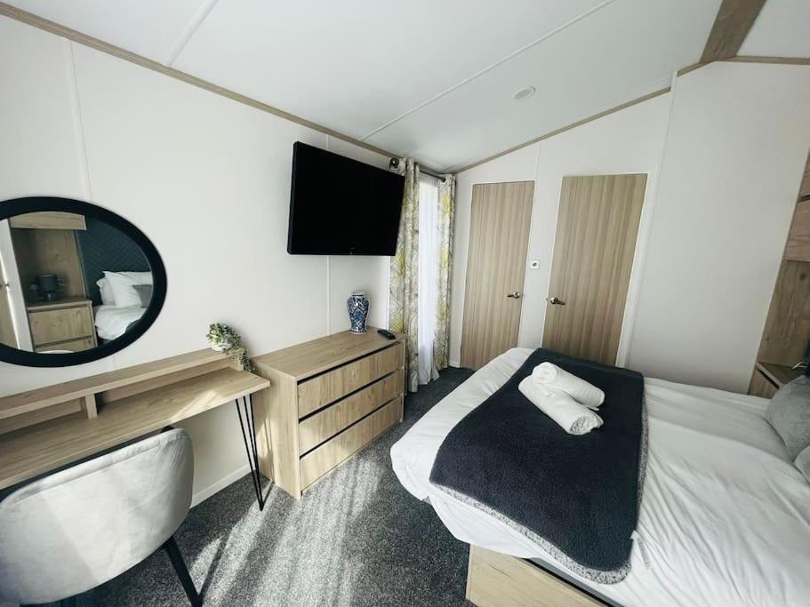 Hideaway Retreat With Hot Tub Villa York Bagian luar foto