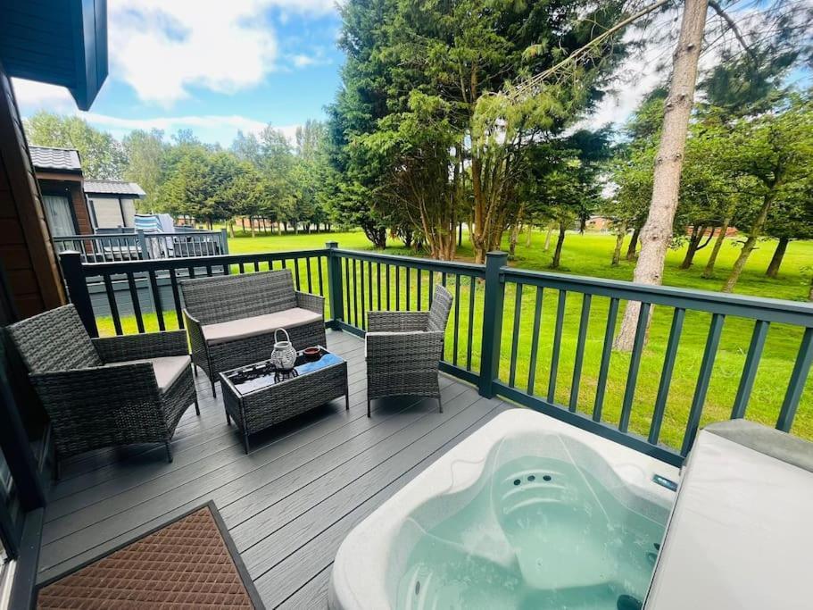 Hideaway Retreat With Hot Tub Villa York Bagian luar foto