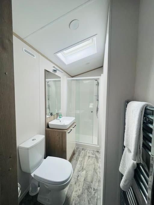 Hideaway Retreat With Hot Tub Villa York Bagian luar foto