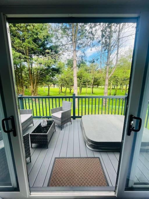 Hideaway Retreat With Hot Tub Villa York Bagian luar foto