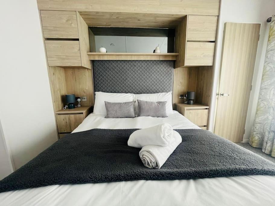 Hideaway Retreat With Hot Tub Villa York Bagian luar foto